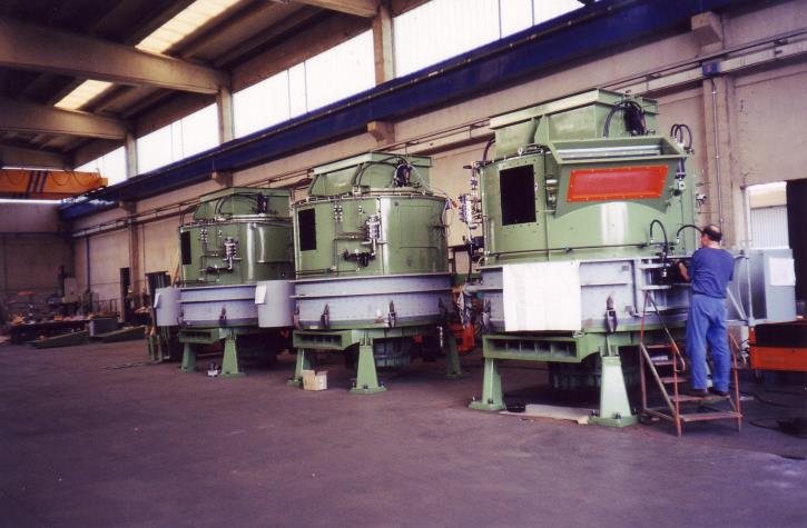 Tre mescolatrici in costruzione nel reparto di montaggio FONTEC
