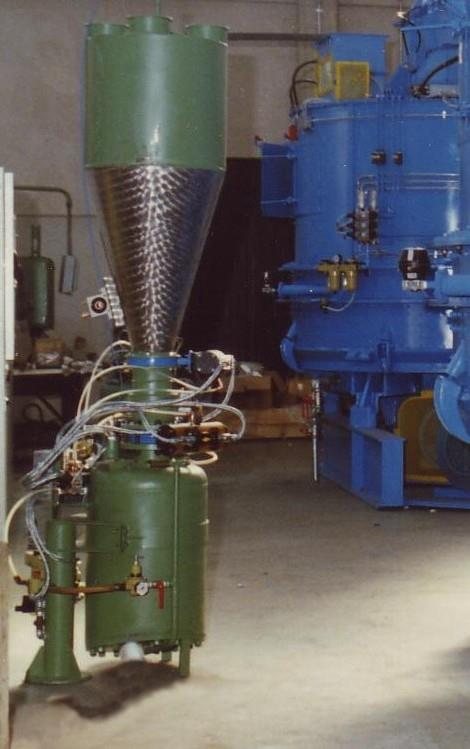 Mescolatrice con iniettore pneumatico di additivi e tramoggia pesatrice